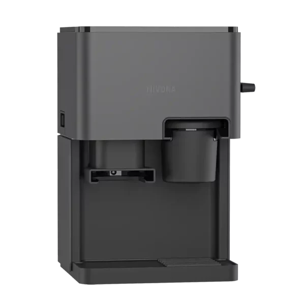 Seitenansicht des NIVONA CUBE 4106 Kaffeeautomaten in elegantem Schwarz, mit deutlich sichtbarem Markenlogo und seitlichem Profil.