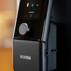 Nahaufnahme des Bedienfelds des NIVONA NIVO 8101 Kaffeevollautomaten mit beleuchteten Getränkesymbolen und zentralem Bedienknopf.