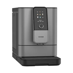 Seitenansicht des NIVONA NIVO 8103 Kaffeevollautomaten in elegantem Titan mit sichtbarem Bedienfeld und Auswahlknöpfen für Kaffeegetränke.